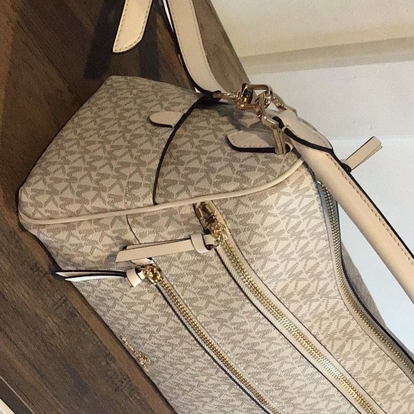 NWT Michael Kors Lorimer satchel vanilla/ cream size large - Picture 7 of 7